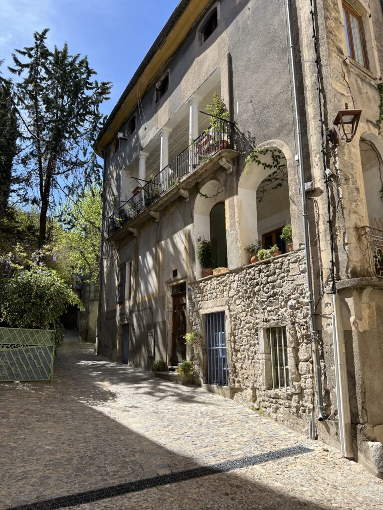 Ruelle de Sauve, village médiéval du Gard, Occitanie