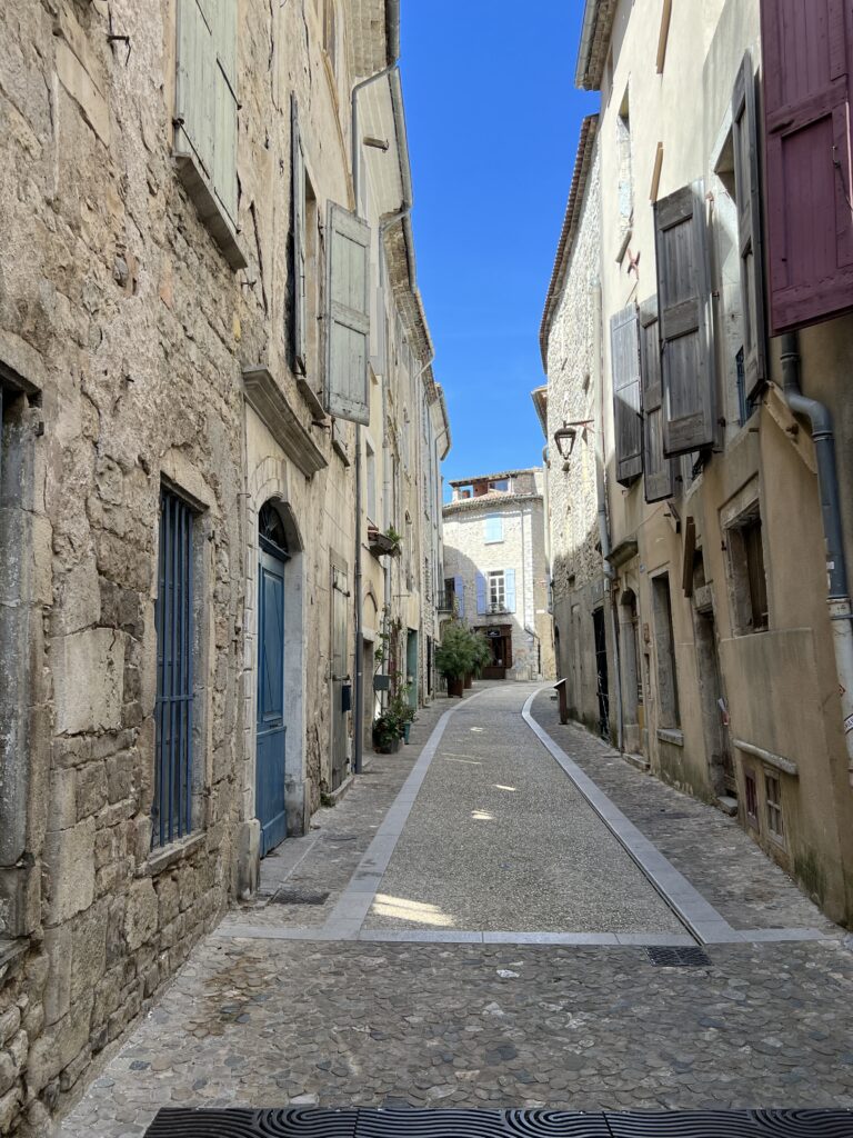 Ruelle de Sauve, village médiéval du Gard, Occitanie