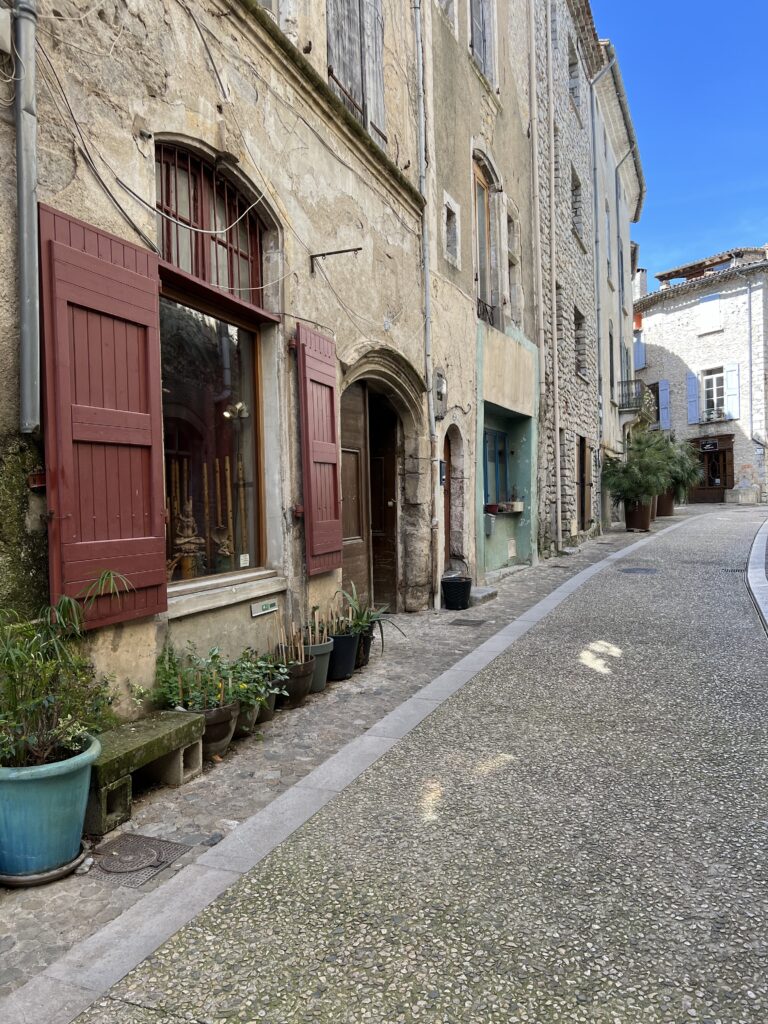 Ruelle de Sauve, village médiéval du Gard, Occitanie