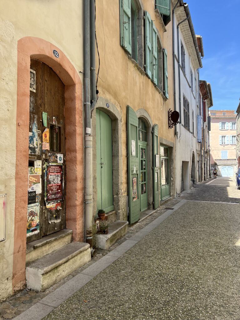 Ruelle de Sauve, village médiéval du Gard, Occitanie